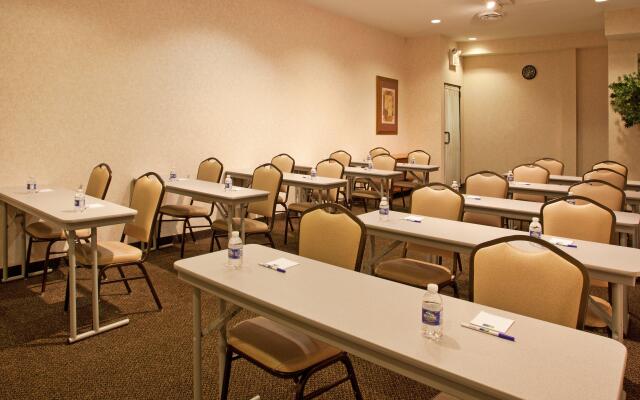 Holiday Inn Express & Suites Wadsworth by IHG