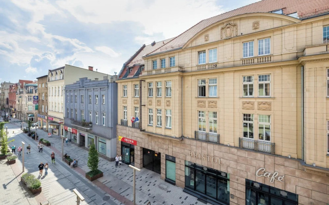 Yellow Apartment in Bytom by Renters