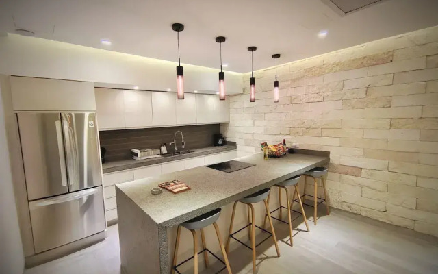 1st Luxury Warehouse