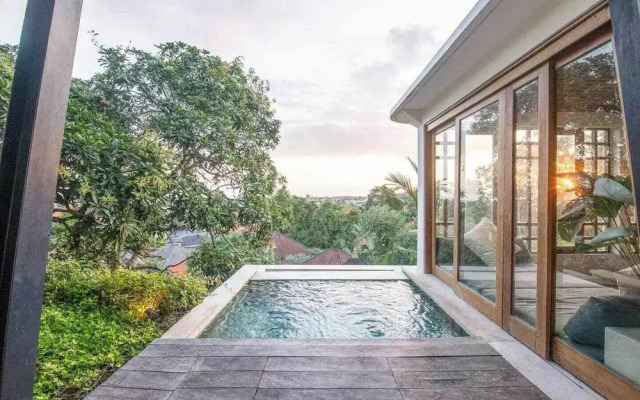 Stunning 2-br Penthouse With View, 800m to Beach