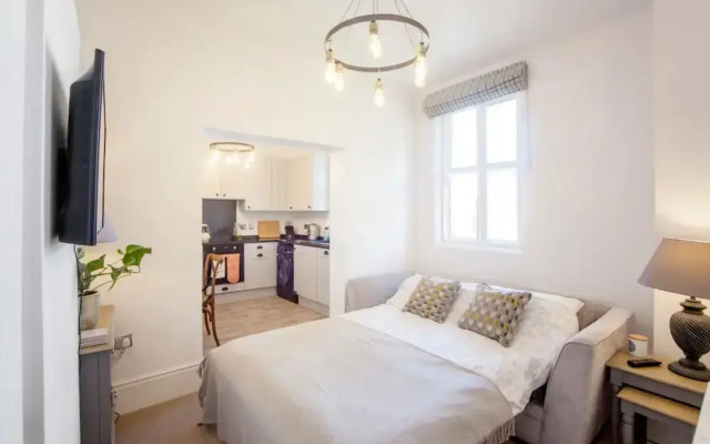 Elegant 1 Bedroom Flat With Period Features in Bristol