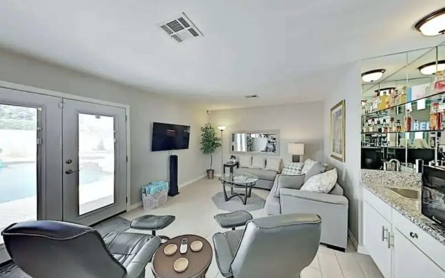 Luxe Retreat - Backyard Oasis