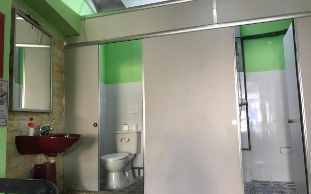 Win Win Hostel – Bathroom – Da Nang