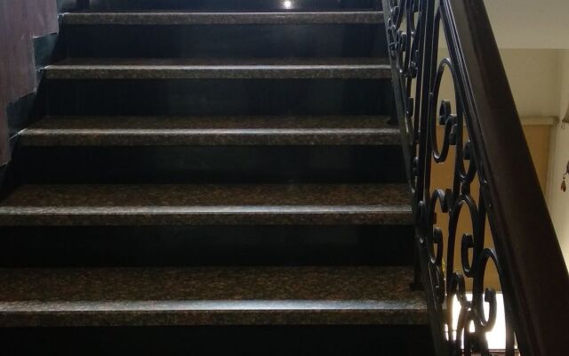 The Metropolis Guest House Near RK Ashram Metro Station
