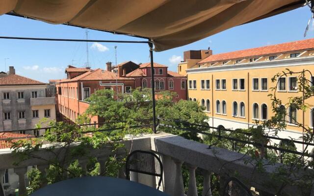 Venice Homes & Holidays Art District