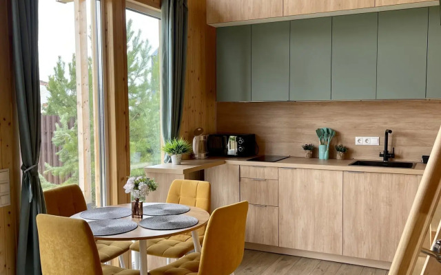 Дом Шелуха (Sheluha House) с сауной у пруда