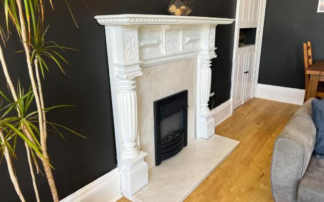 A Spacious Flat with Character - Private Car Space