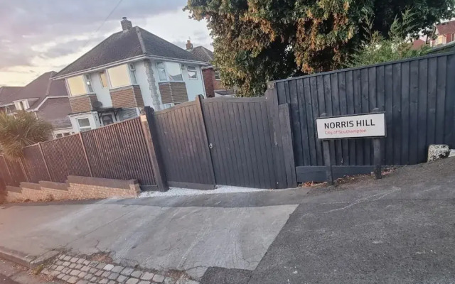 Private Gated Modern Home in Southampton - Estwood