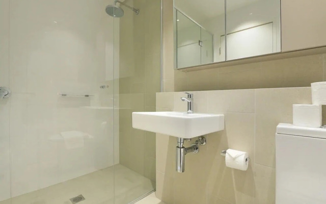 Large Modern 2 Bedroom Apartment near Lake Claremont