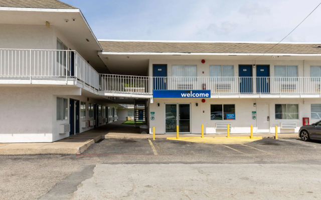 Motel 6 Lufkin, TX