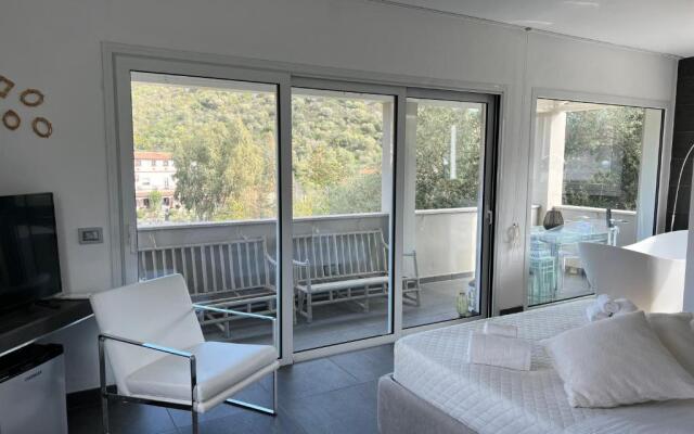 Maison27 (Adults Only)