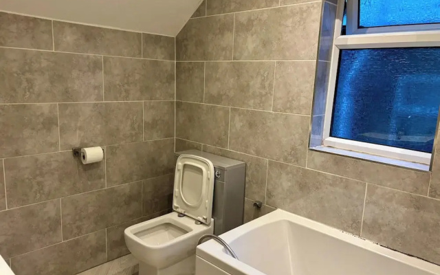 4 Bed House-sleeps 7-free Parking