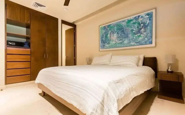 1 Br. Steps From the Beach Roof W/ocean View