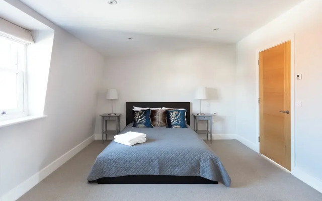 Luxurious Central Windsor Town House