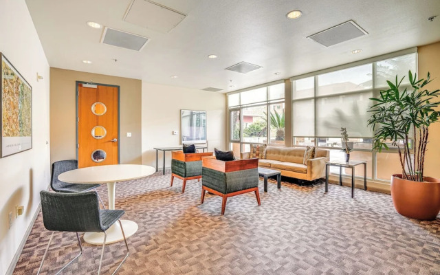 Luxe Condo w/ Private Patio & Perks in Emeryville!