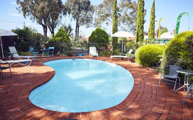 Bristol Hill Motor Inn