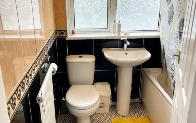 Remarkable 3-bed Apartment in Newport