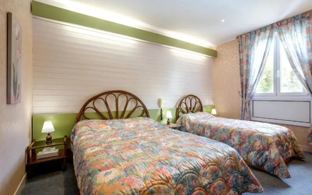 Hôtel-Restaurant La Crèche et sa piscine intérieure - Logis Hôtels