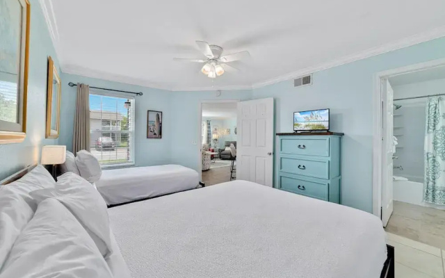 Updated, Ground Floor Unit w/ Pool & Gym, Sleeps 6