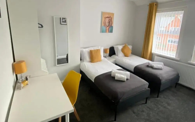 House - Sleeps 6 - Pet Friendly - Parking