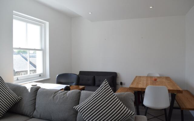 Bright 2 Bedroom With Balcony in Wandsworth