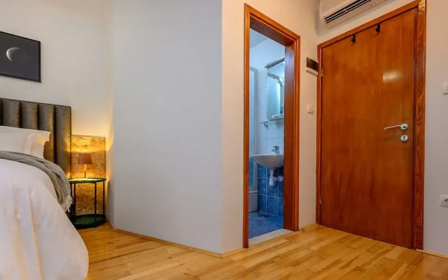 Yellow house with private parking