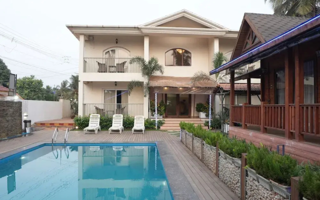 Foxoso Aaristo Baga Beach Resort