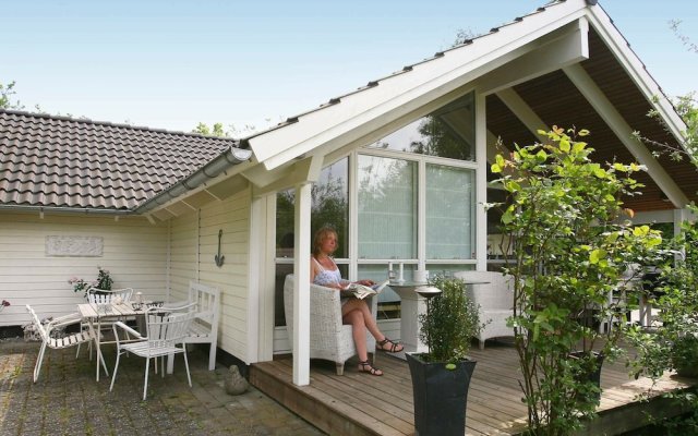 6 Person Holiday Home in Dronningmolle