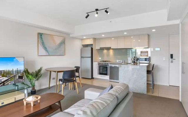 Feel The Sea Breeze: 1-bed With Pool, Gym & Views