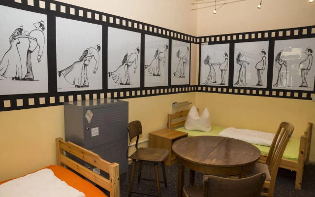 Lollis Homestay - Hostel