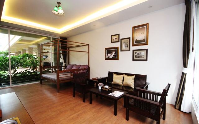 Feung Nakorn Balcony Rooms and Cafe