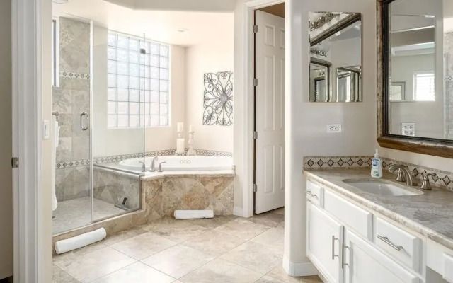 Minnezona Elegant Home w Poolside Retreat