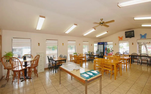 Oak Hill Inn & Suites