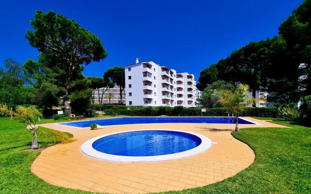 Tenis Golfmar 409A - pool view