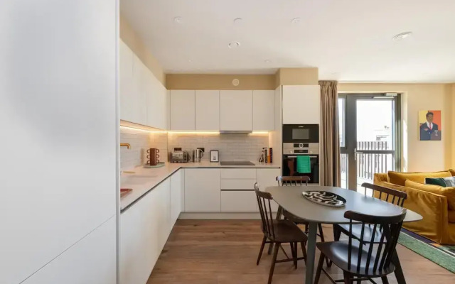 Chic Urban Flat With Rooftop Access
