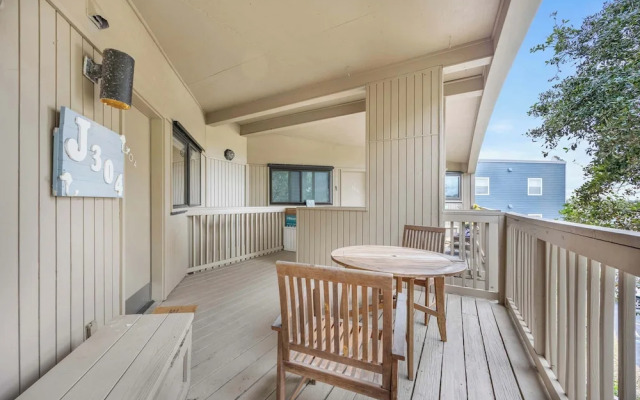 Treetop Beach Condo Sleeps 7!