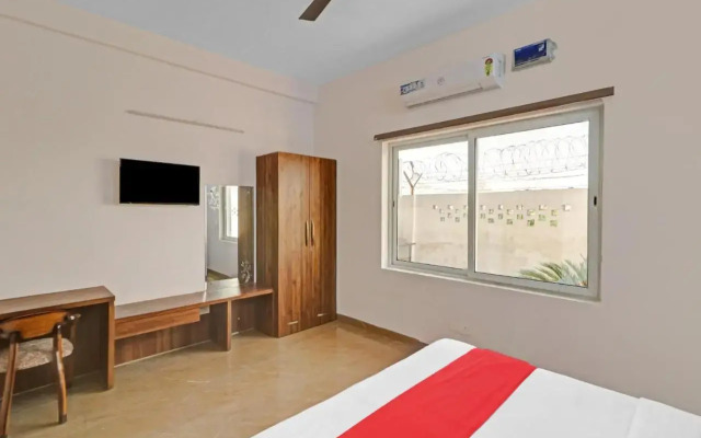 OYO 87366 Hotel Safari Inn