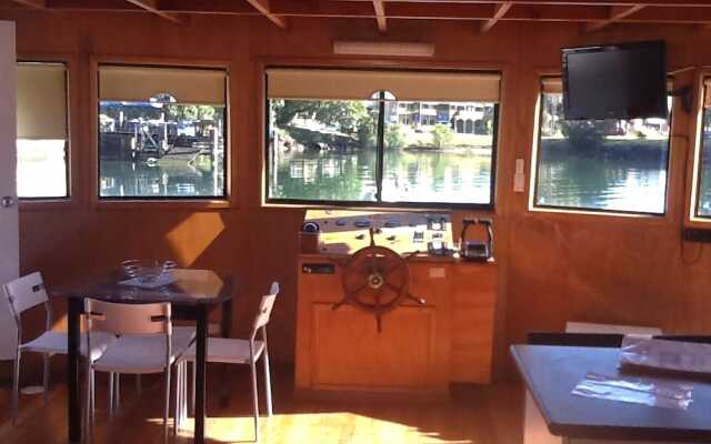 Boyds Bay Houseboat Holidays