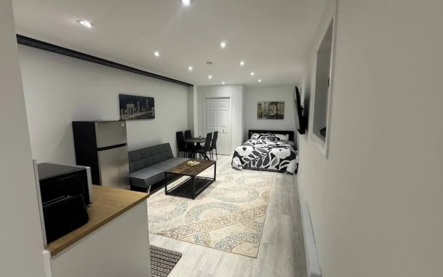Cozy Studio Retreat in Scenic Georgina, Canada