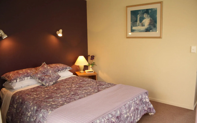 Commodore Court Motel