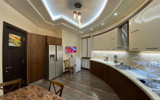 Kajaznuni Street, 3 bedrooms Luxury & Unique apartment QA444