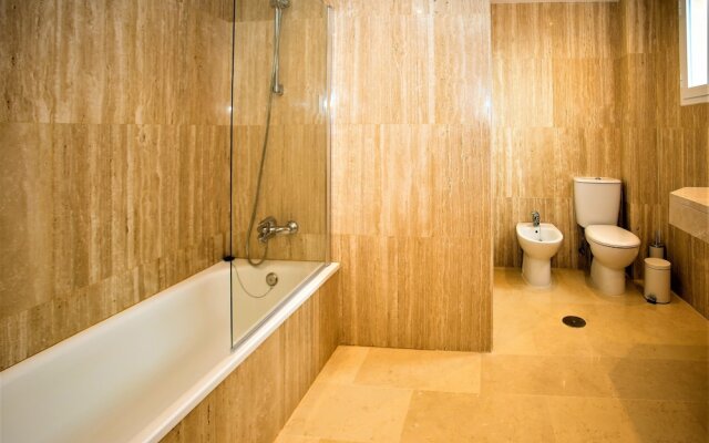 Beautiful and Spacious, 3 bedroom apartment LA23