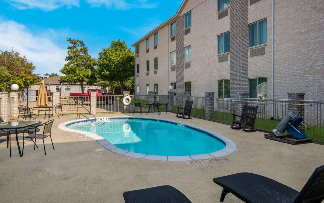 Quality Inn & Suites Roanoke - Fort Worth North