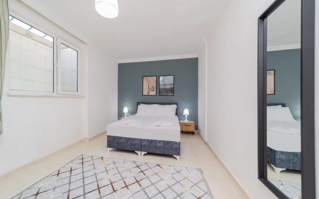 Spacious Flat With Backyard in Muratpasa