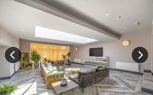 Ivy House, 6-beds, Sleeps 19 With Hot Tub