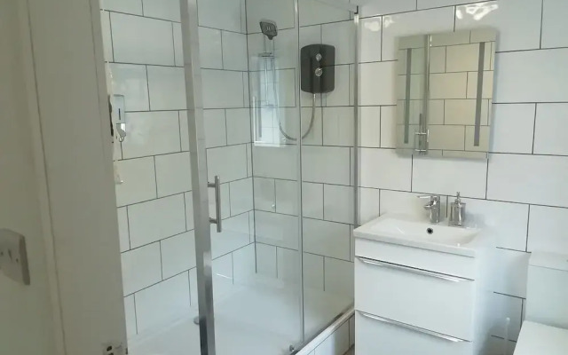 Central Guest Room - En-suite, Parking & Garden