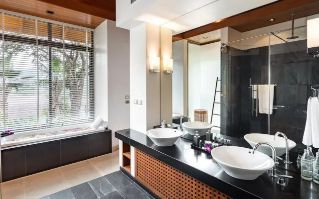 Villa Chelay - Luxury Waterfront Villa