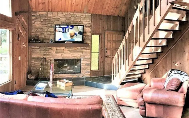 Woodsy 'a' Frame 3 Bedroom Cabin by RedAwning