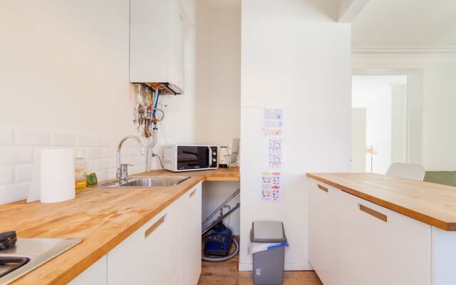 Centrally Located Bright 2 Room Apartment in Trendy st Gilles Self Check in