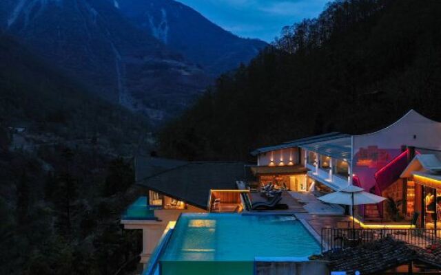 Hailuogou Luanxi Hidden Mountain Snow Mountain Scenic Hot Spring Resort Hote